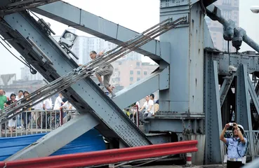 一场跳桥事故中三重悲剧因素1