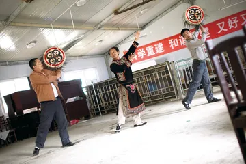 板房区里的皮鼓舞2