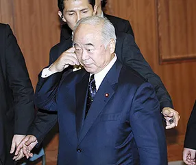 久间章生被迫辞职