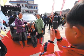 乡村名车展与“乡土慈善”1