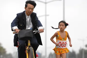 张建民父女的长跑生活