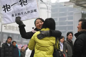 冬日街头的 拥抱3