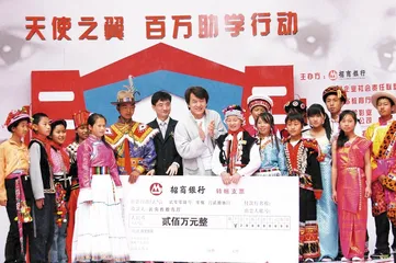 成龙:宁愿受骗也要做慈善