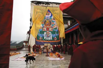 从拉萨往东:直孔提寺的雨中“晒佛”1