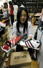 一个承载了知识产权规则的假Adidas包1