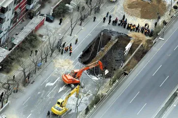 ​京广中心主干道塌陷与城市应急
