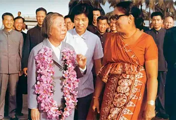 她,用法语讲“友谊!友谊!”1