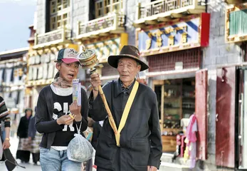 ​拉萨老城，传统与现代之间