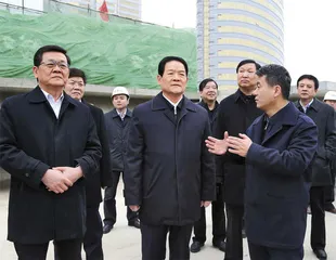 一座城墙与一个城市的 60 年7