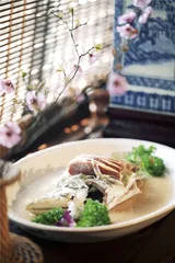 苏州春宴：清淡与浓艳