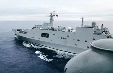 与年轻人聊“山”字号登陆舰
