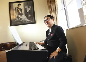 “百变”与寂寞：梅艳芳的舞台人生1