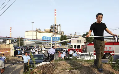 一个大油罐，四名小工人