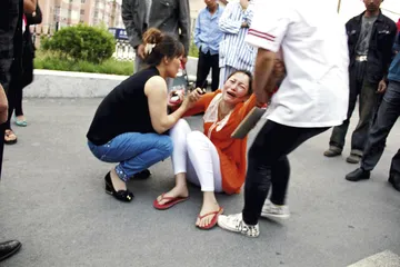 一个大油罐，四名小工人1