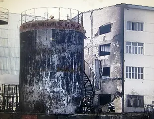 一个大油罐，四名小工人3