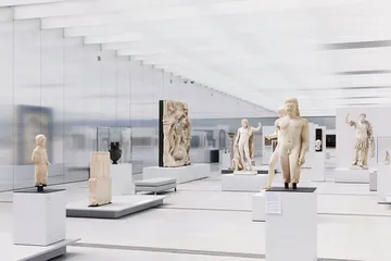 薄雾中的朗斯卢浮宫