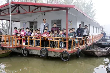 微西村的“船上小学”1