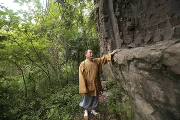 荒野国宝：一起石窟被盗案及四川石窟调查