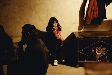 《鸡蛋和石头》，冰冷中淌出涓涓诗意