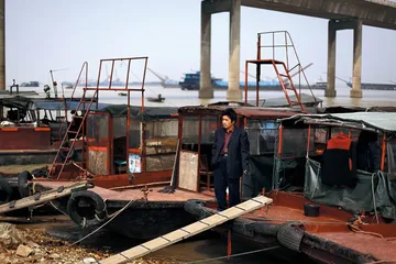 东洞庭湖江豚之死：资源性湖泊的环保困境