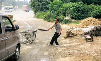 覃家兄妹的“山寨”收费站