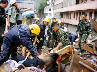 陕西略阳滑坡悲剧：在高山深沟中生存