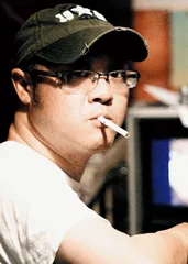 现实与荒诞之间，一架“钢的琴”