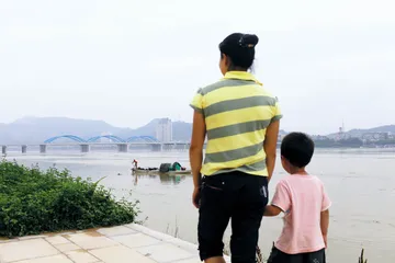 新安江苯酚泄露事件：交通意外引发的城市饮水危机