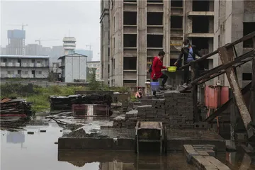 在昆明，30户人决定住进“烂尾楼”