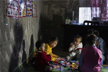 在昆明，30户人决定住进“烂尾楼”1