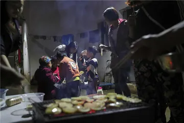 在昆明，30户人决定住进“烂尾楼”2