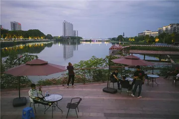 游心咖啡馆的江与湖1