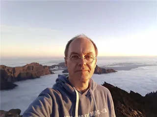 飞驰的白矮星与闪烁的类星体1
