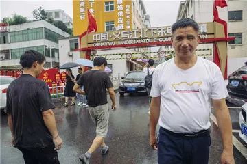 野蛮生长的直播第一村1