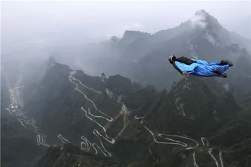 天门山翼装飞行女孩遇难：一次危险的跨界飞行