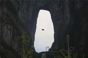 天门山翼装飞行女孩遇难：一次危险的跨界飞行1
