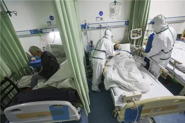 会师武汉：抢救重症患者