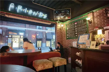 在Central Perk，举一杯咖啡敬友谊