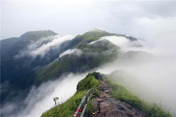 暴雨中的武功山徒步