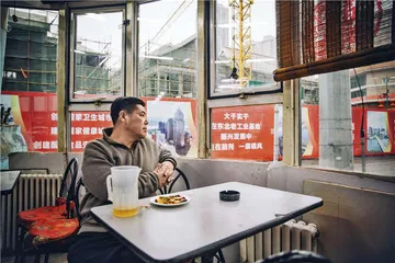 一种模糊现实与虚构的东北叙事