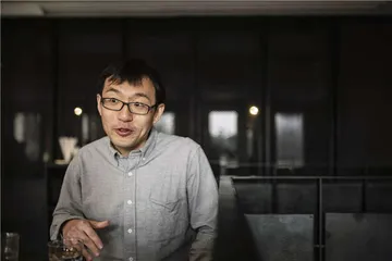 坐在失路者之间