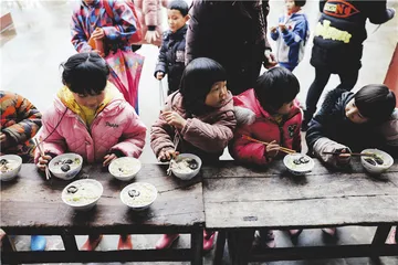 25人乡村小学的一顿饭：改变的和无法改变的0