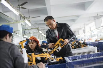 圣诞季的玩具生产基地5