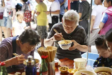 肠旺面：一碗好戏