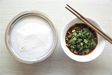 在早餐与小吃之间