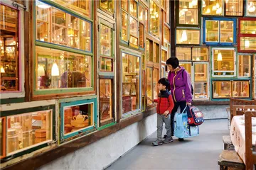 人行道、菜市场和城市里的人