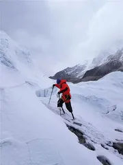 老人与山：无腿登山者夏伯渝的珠峰征途1