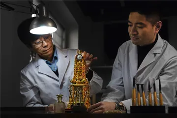 在瑞士工坊，修复故宫古董钟表4