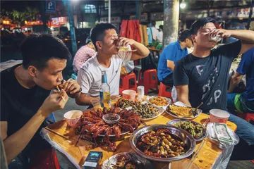 武汉深夜寻食：从小龙虾到草根家常