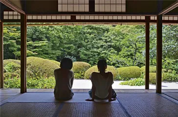 人世间的欢场，镜龛中的彼岸